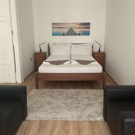 Korvin One Apartman Pápa Exteriör bild