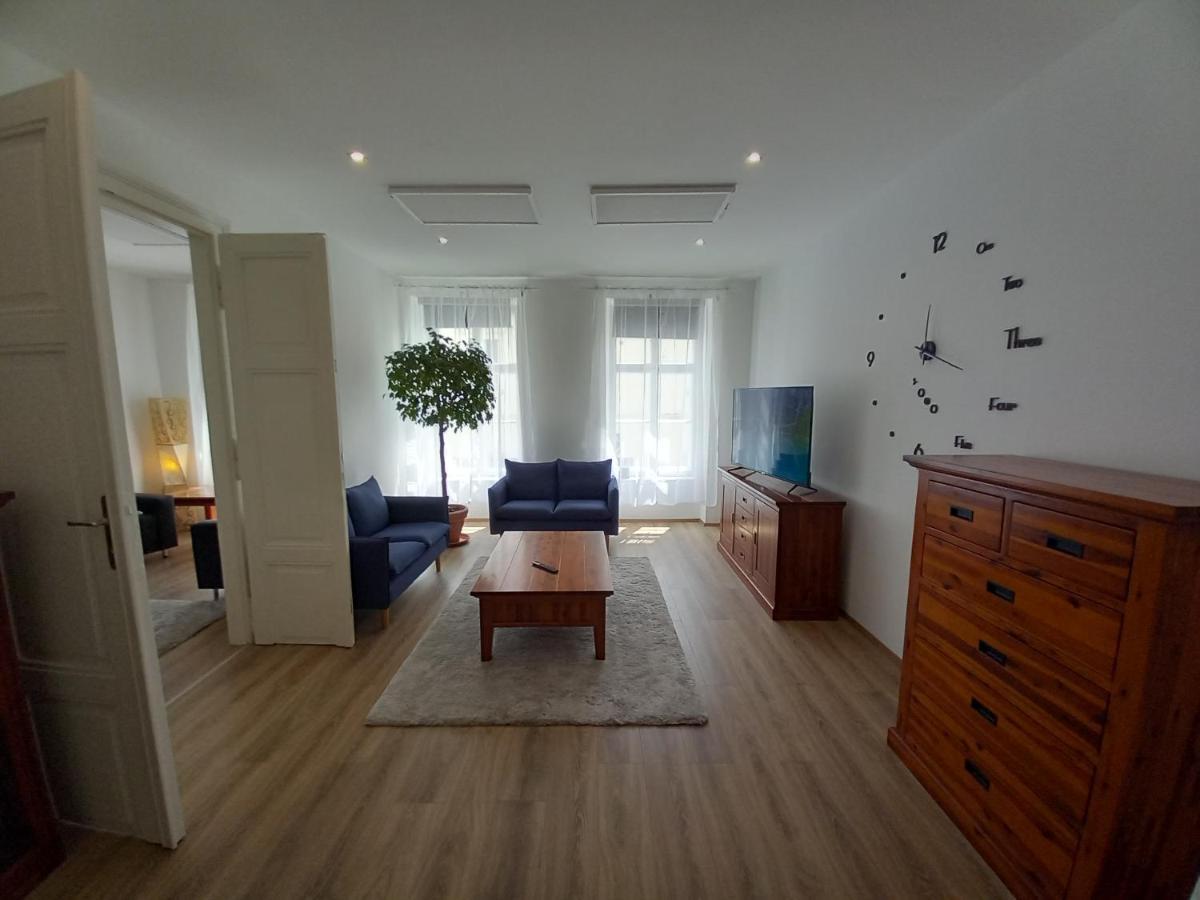 Korvin One Apartman Pápa Exteriör bild