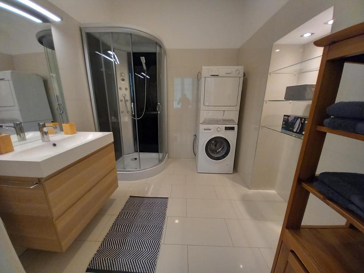 Korvin One Apartman Pápa Exteriör bild